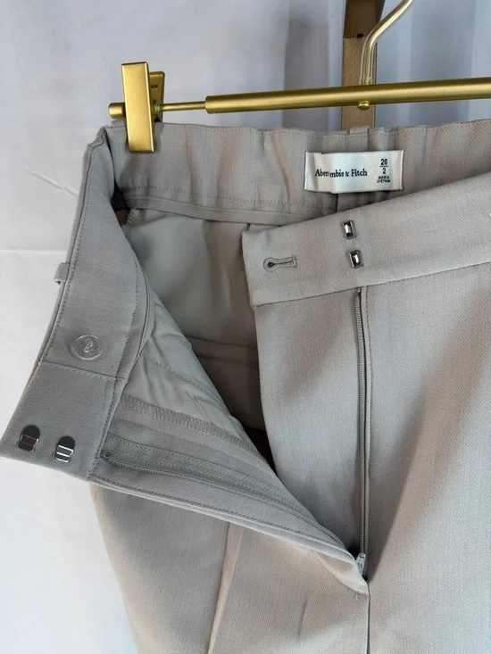 Abercrombie Curve Love A&F Sloane High Rise Tailored Shorts 4.5in - 2  26  Taupe - Picture 13 of 16